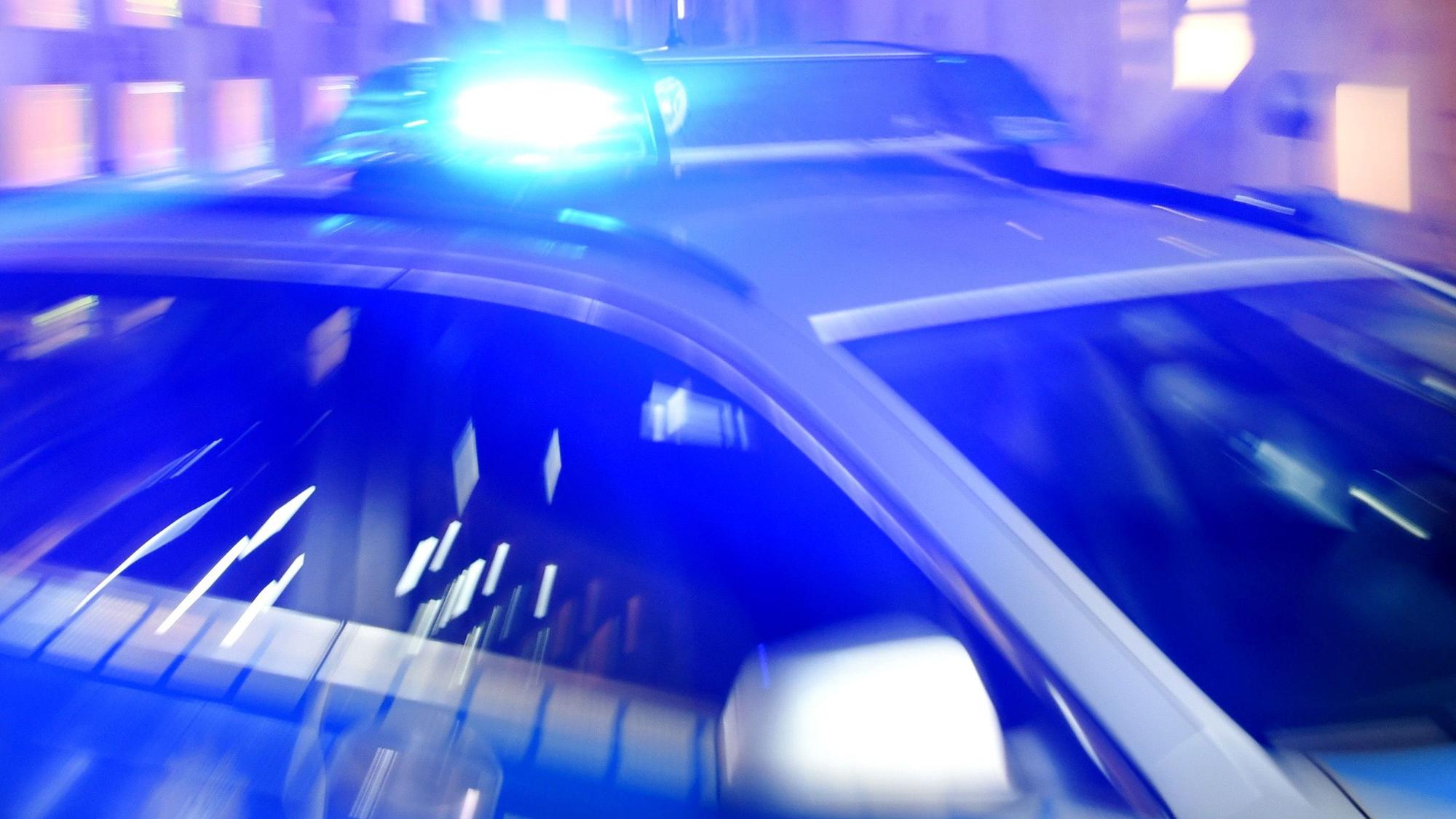 Ein Streifenwagen der Polizei mit eingeschaltetem Blaulicht.