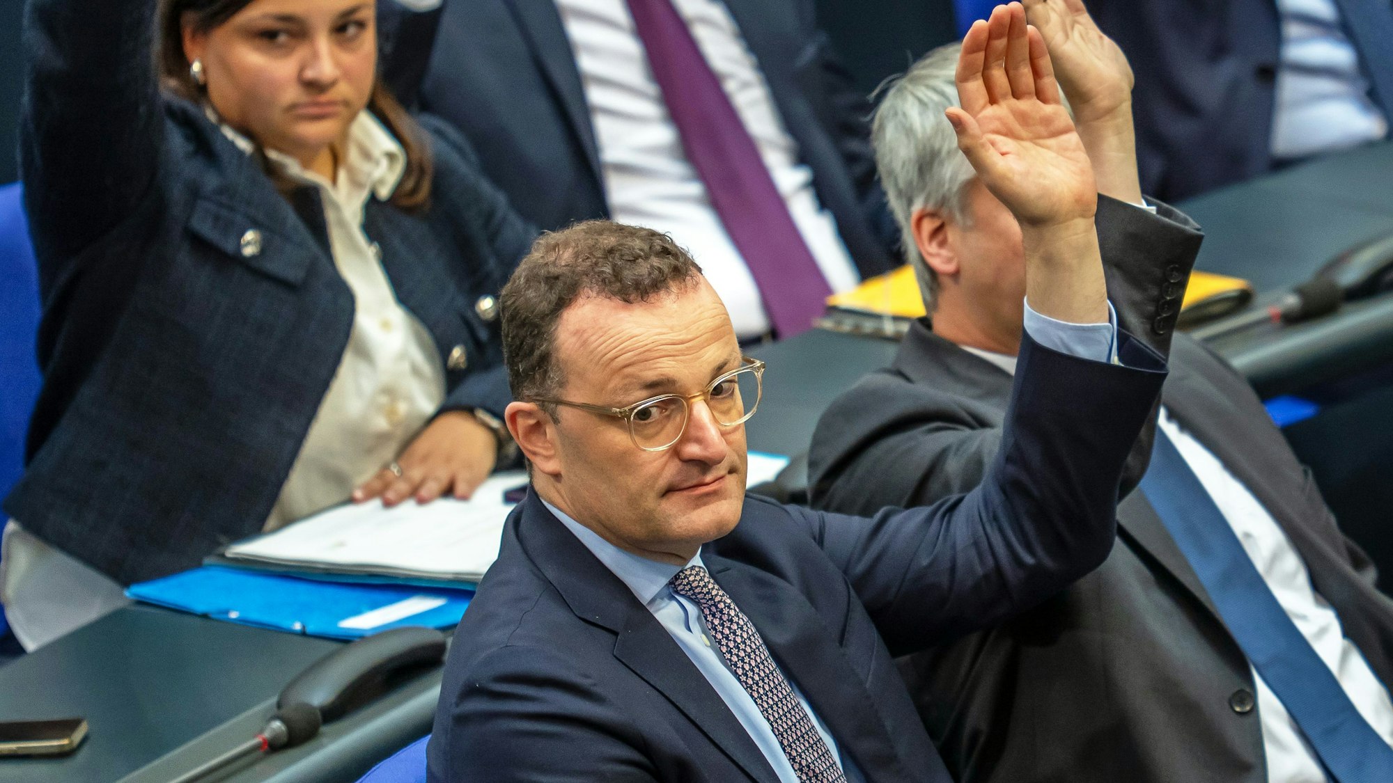 11.07.2025, Berlin: Jens Spahn (CDU, vorne), CDU/CSU-Fraktionsvorsitzender im Bundestag, stimmt in der Unionsfraktion im Bundestag über die Absetzung der Wahl der Verfassungsrichter ab. Foto: Michael Kappeler/dpa +++ dpa-Bildfunk +++