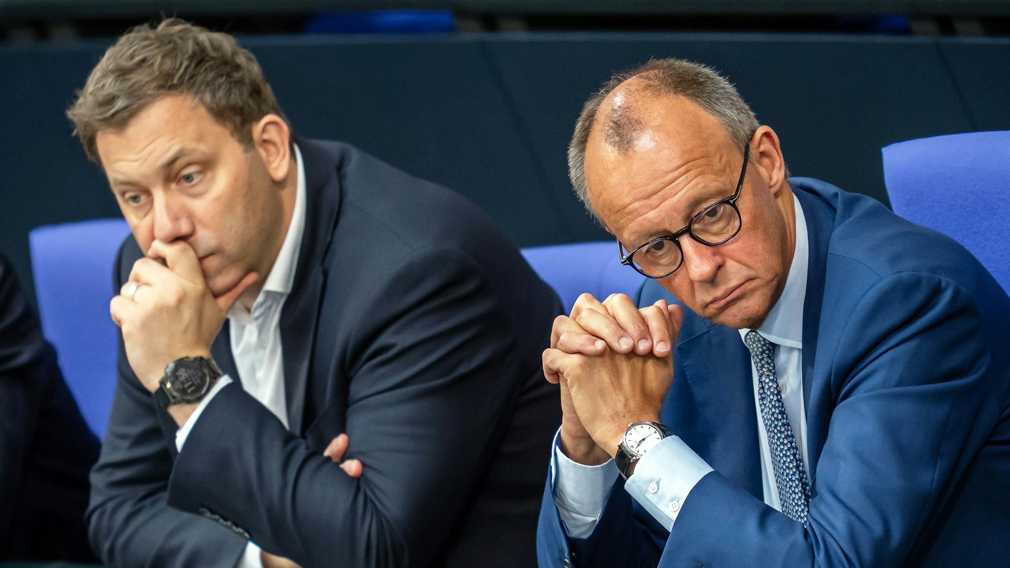 11.07.2025, Berlin: Bundeskanzler Friedrich Merz (CDU, r) verfolgt die Debatte neben Lars Klingbeil (SPD), Bundesminister der Finanzen, im Bundestag. Thema ist die Absetzung des Tagesordnungspunktes der Wahl von Richtern für das Bundesverfassungsgericht. Foto: Michael Kappeler/dpa +++ dpa-Bildfunk +++