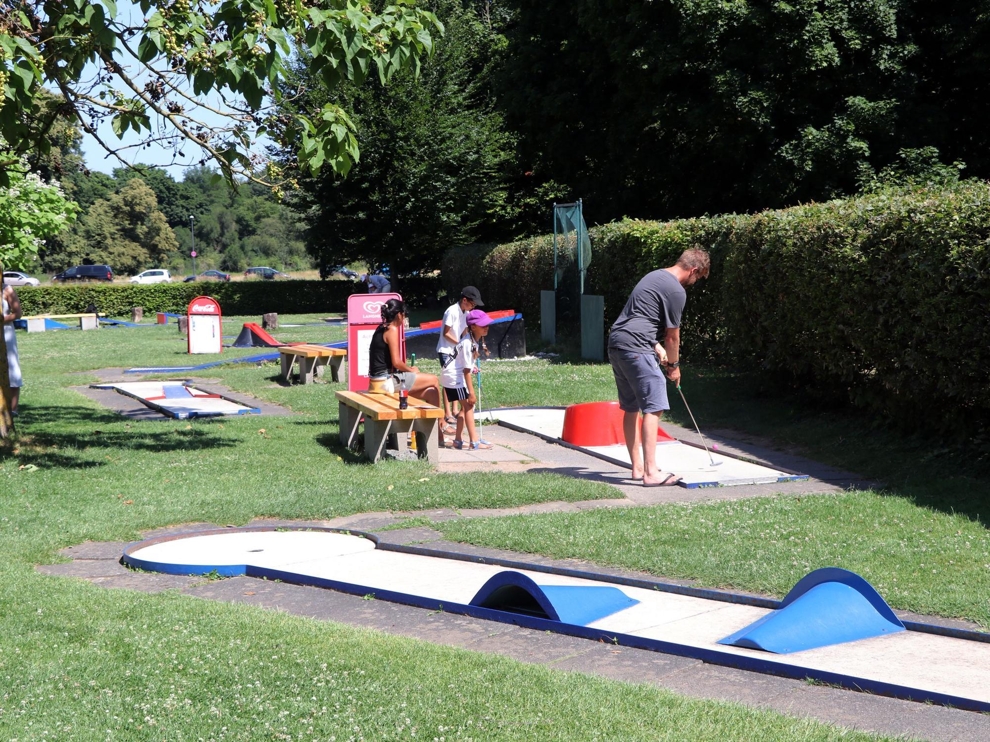 Auf dem Bild ist ein Minigolfplatz zu sehen.