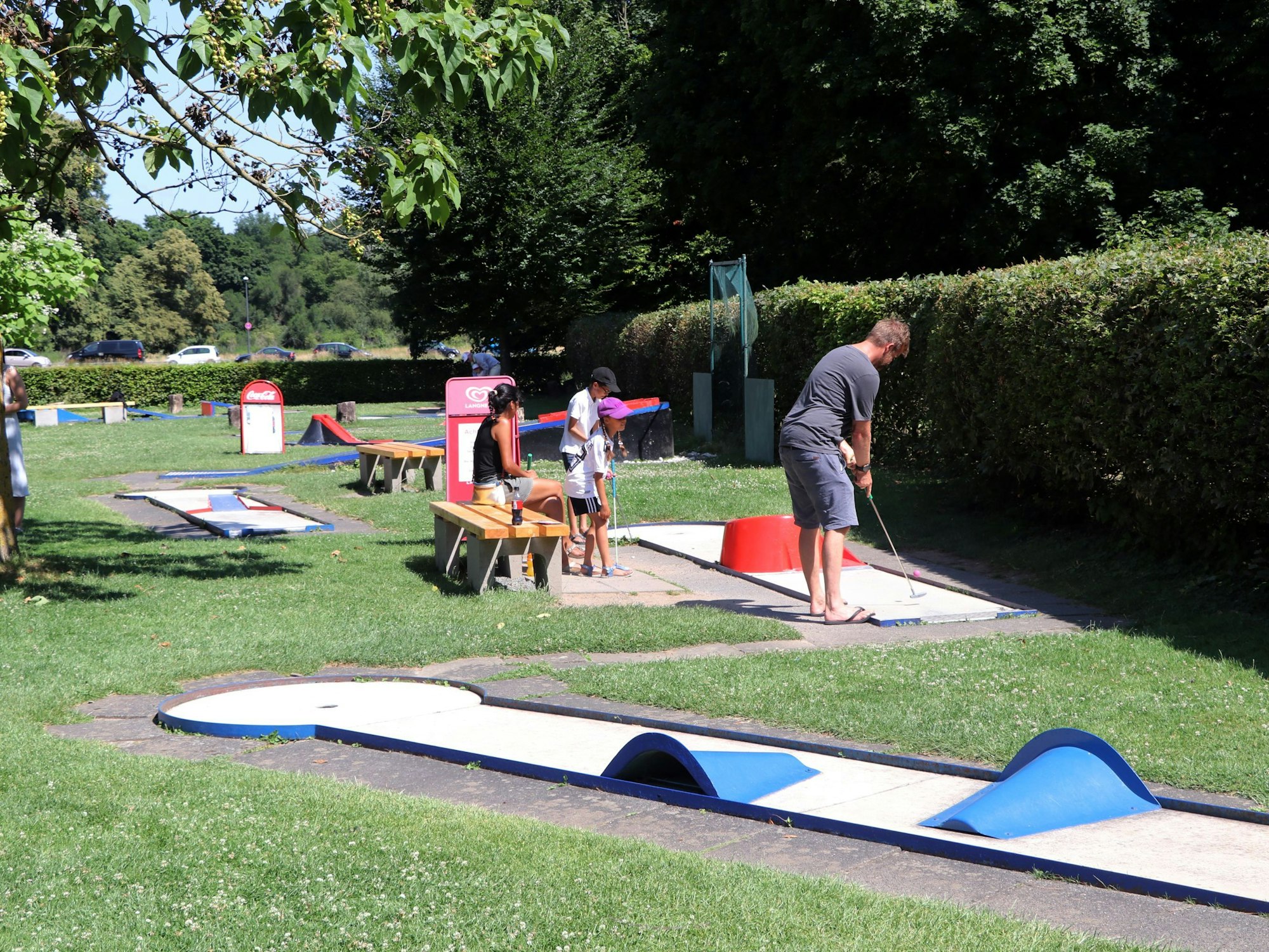 Auf dem Bild ist ein Minigolfplatz zu sehen.