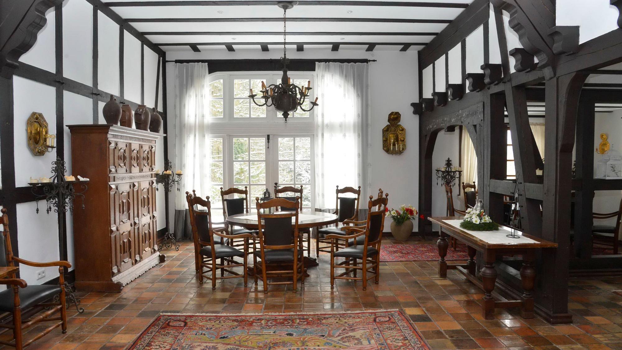 Das Foto zeigt Haus Varresbeck mit seiner Einrichtung