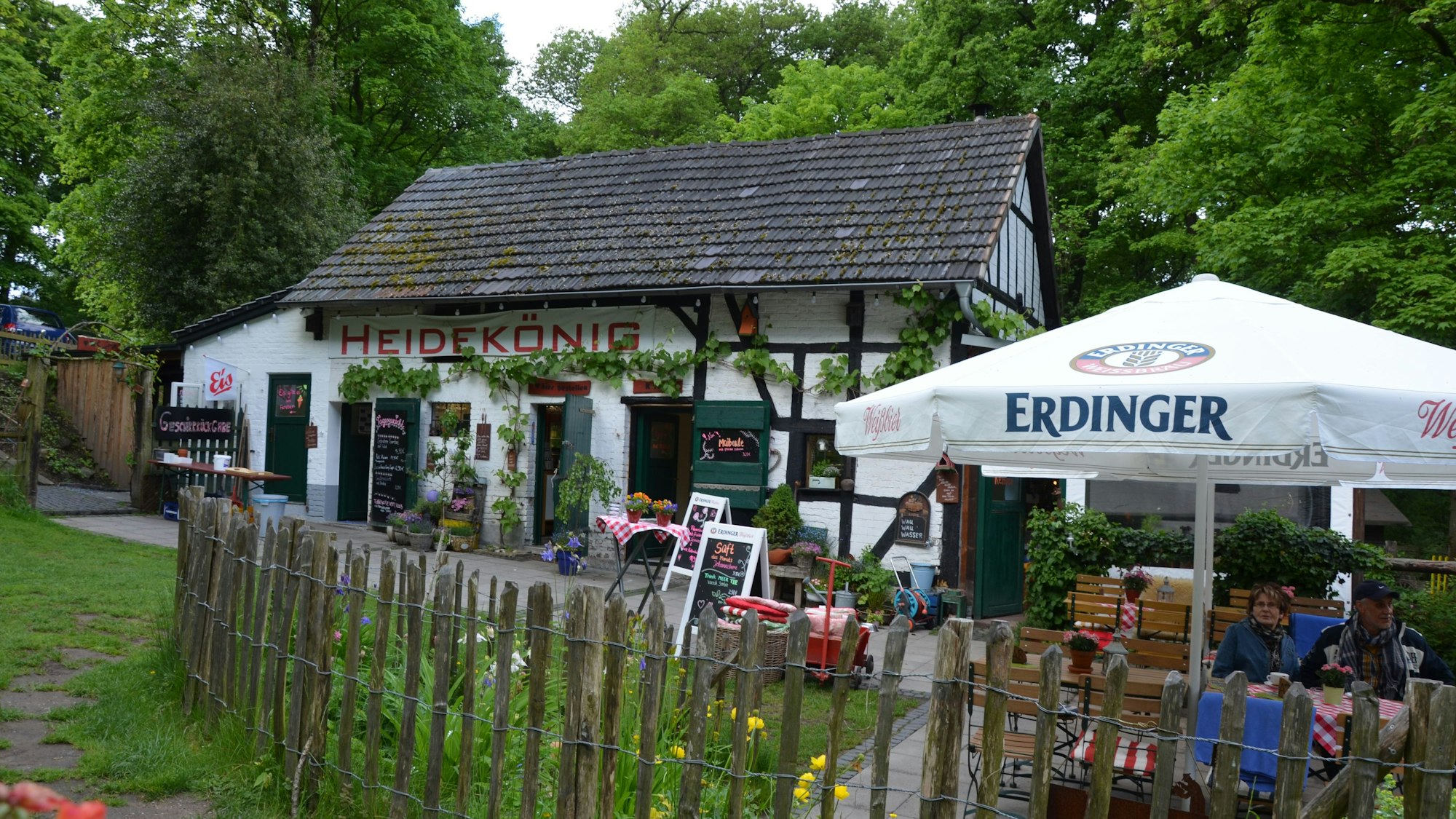 Locker und leger geht es auf in der Waldwirtschaft Heidekönig in der Wahner Heide in Troisdorf zu.