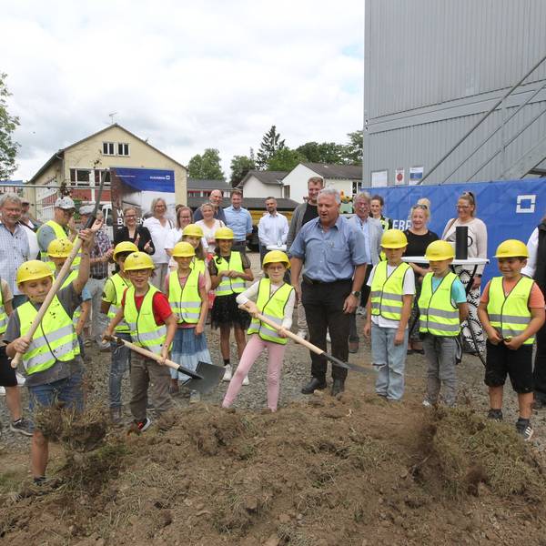 Spatenstich zum Neubau eines viergruppigen Kindergartens mit Bürgermeister Rainer Viehof (Mitte).