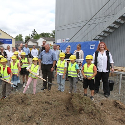 Spatenstich zum Neubau eines viergruppigen Kindergartens mit Bürgermeister Rainer Viehof (Mitte).