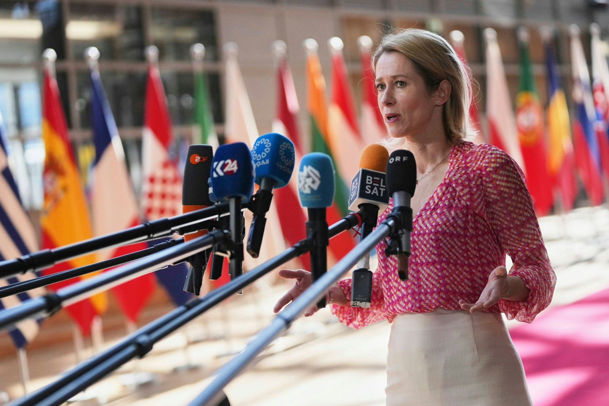 EU-Chefdiplomatin Kaja Kallas präsentiert das Inventar der europäischen Daumenschrauben. (Archivbild)