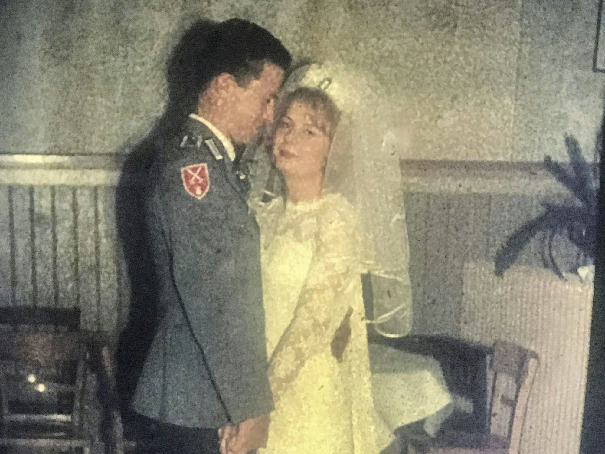 Das Hochzeitsfoto zeigt Helmut und Edith Tschernay. Sie trägt ein klassisches Hochzeitskleid und er eine Uniform.