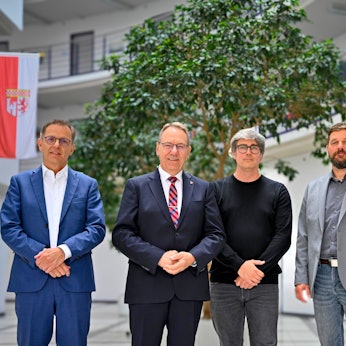 Experten und Verwaltungsspitze von rechts nach links: Volker Müller, Baudezernent Felix Ammann, Prof. Bert Bielefeld, Landrat Jochen Hagt und Rainer Schmidt vom Kölner Büro für Baumanagement BMP.