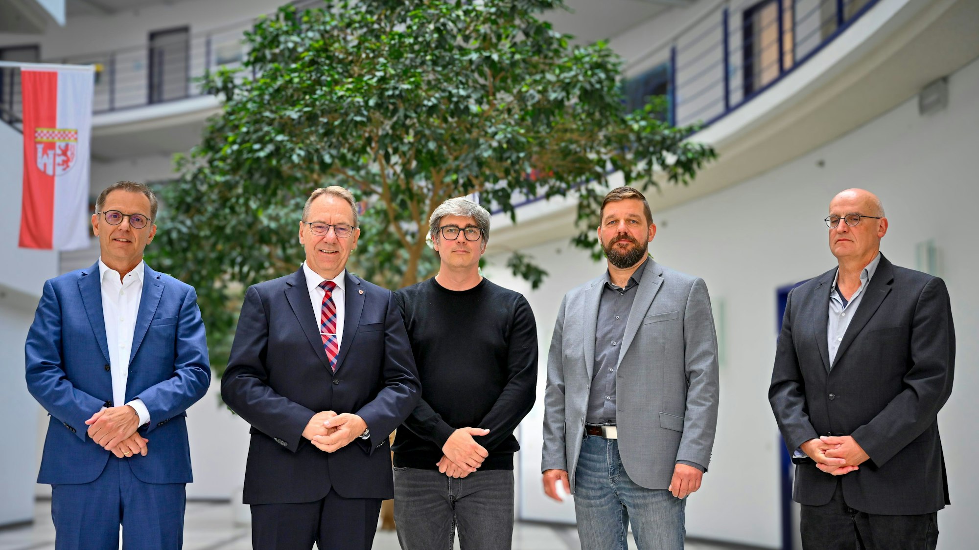 Experten und Verwaltungsspitze von rechts nach links: Volker Müller, Baudezernent Felix Ammann, Prof. Bert Bielefeld, Landrat Jochen Hagt und Rainer Schmidt vom Kölner Büro für Baumanagement BMP.