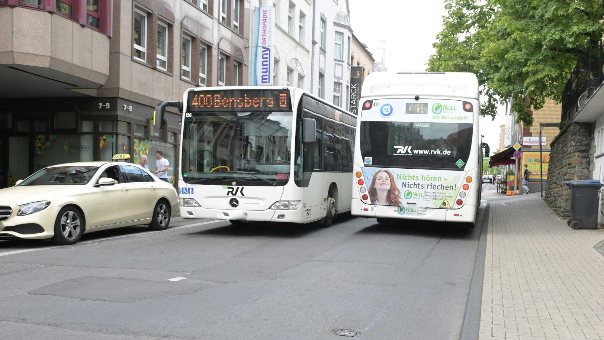 Das Foto zeigt zwei Busse auf der Paffrather Straße