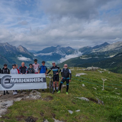 Die Gruppe der Gesamtschule Marienheide samt Banner auf dem Pitscherjoch.