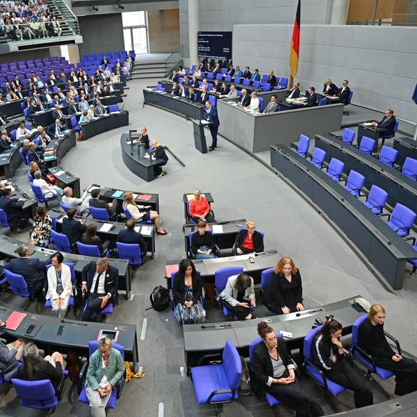 Teile der Fraktion der Partei Die Linke und der SPD drehen dem Redner Martin Sichert von der AfD im Plenum des Bundestags bei der Debatte zum 30. Jahrestag des Völkermords von Srebrenica den Rücken zu. Kurz darauf forderte die Union, die Wahl von Frauke Brosius-Gersdorf zur Bundesverfassungsrichterin von der Tagesordnung des Bundestags abzusetzen.