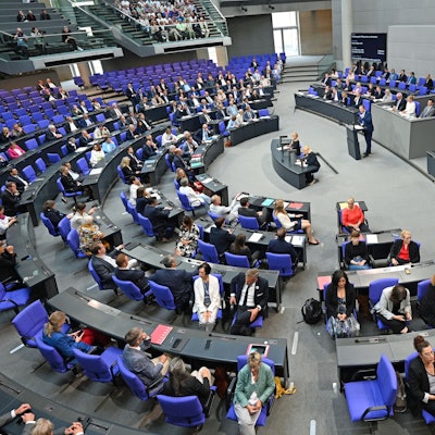Teile der Fraktion der Partei Die Linke und der SPD drehen dem Redner Martin Sichert von der AfD im Plenum des Bundestags bei der Debatte zum 30. Jahrestag des Völkermords von Srebrenica den Rücken zu. Kurz darauf forderte die Union, die Wahl von Frauke Brosius-Gersdorf zur Bundesverfassungsrichterin von der Tagesordnung des Bundestags abzusetzen.