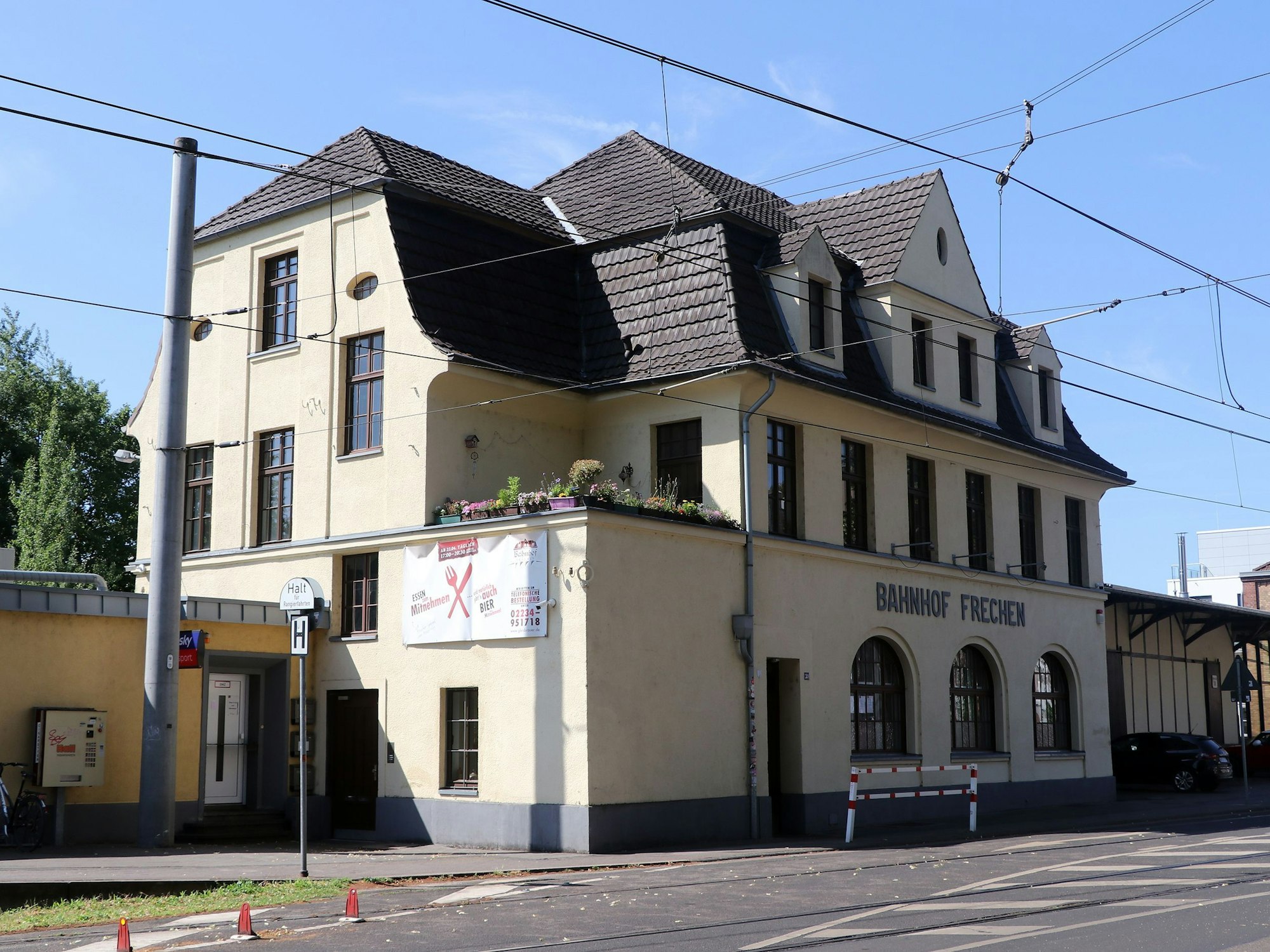 Auf dem Bild ist der Alte Bahnhof in Frechen zu sehen.