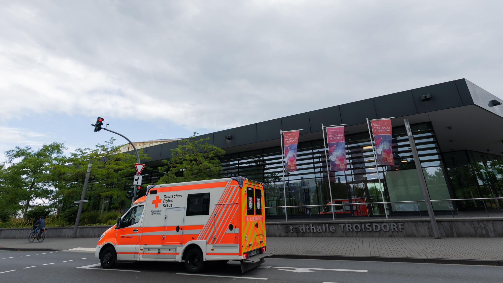 Vor der Stadthalle Troisdorf war der Feuerwehrmann, der als Rettungssanitäter im Einsatz war, durch Tritte schwer verletzt worden.