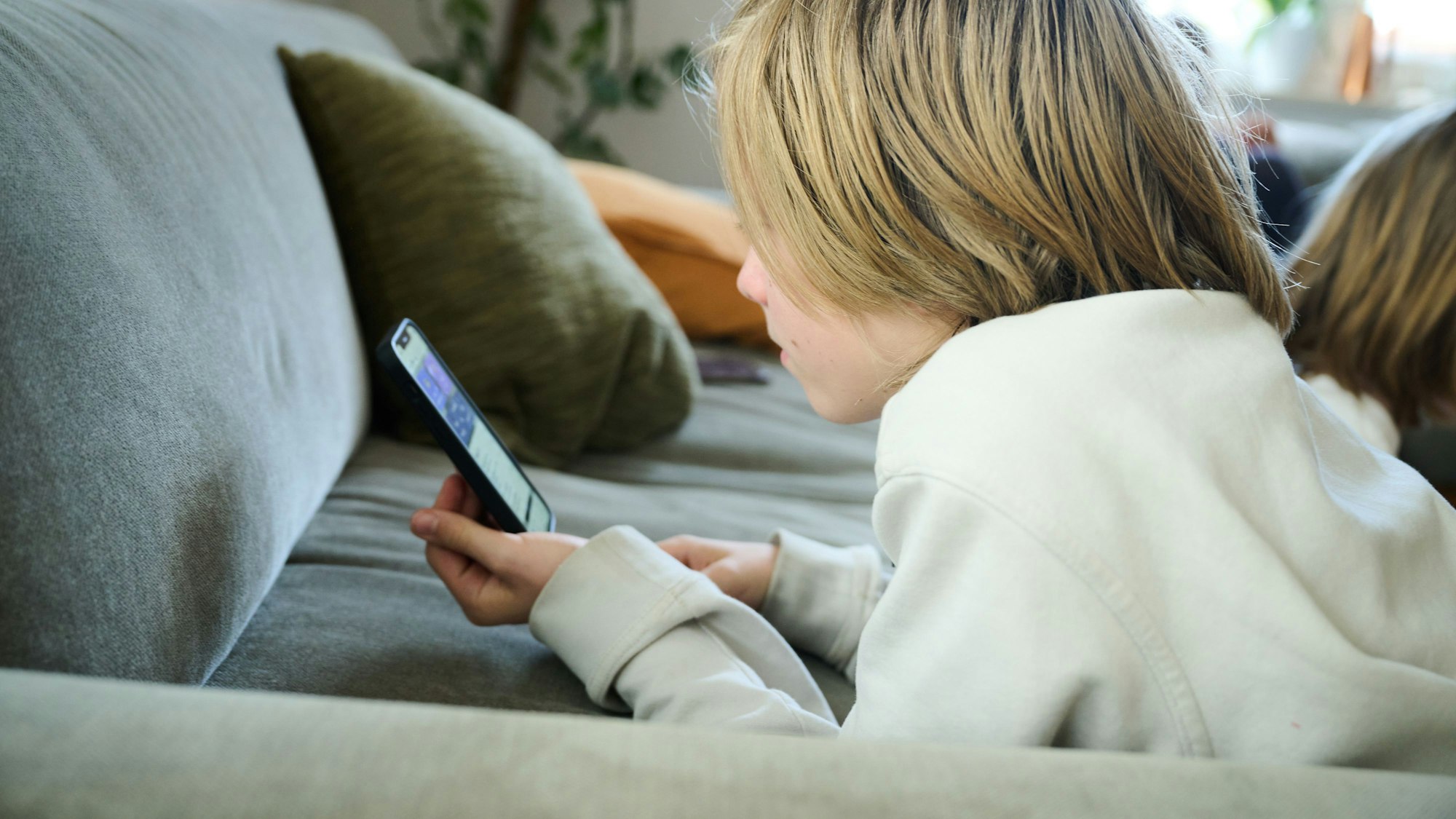 Kinder und Jugendliche verbringen immer früher immer mehr Zeit am Bildschirm - sei es für Tiktok, Online-Spiele oder zum Lernen.
