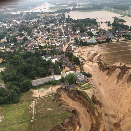 Zu sehen ist die Kiesgrube in Erftstadt-Blessem, neben der sich bei der Hochwasserkatastrophe im Juli 2021 ein Krater gebildet.