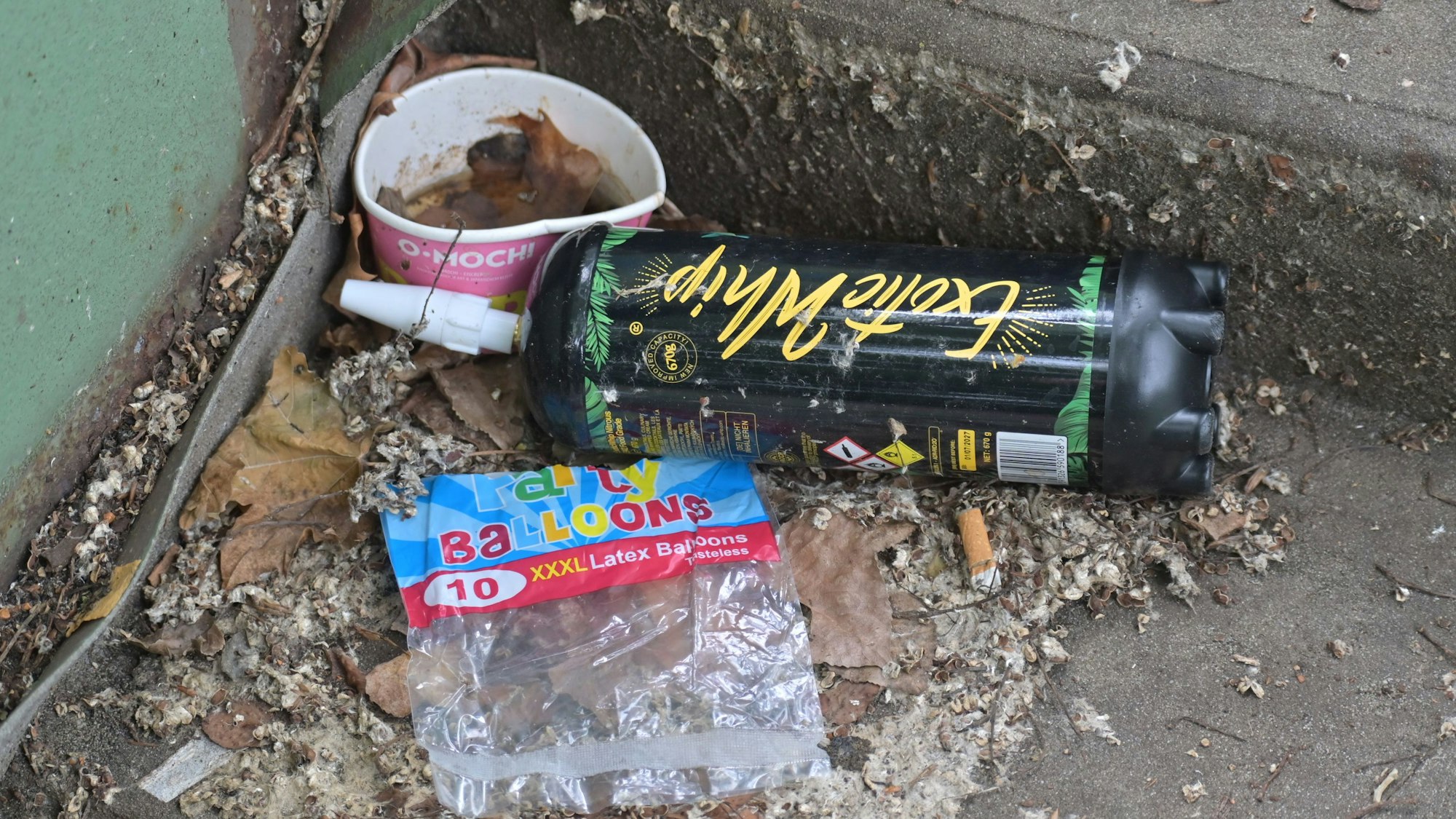 Lachgas in Wiesdorf auf der grünen Treppe über dem Europaring