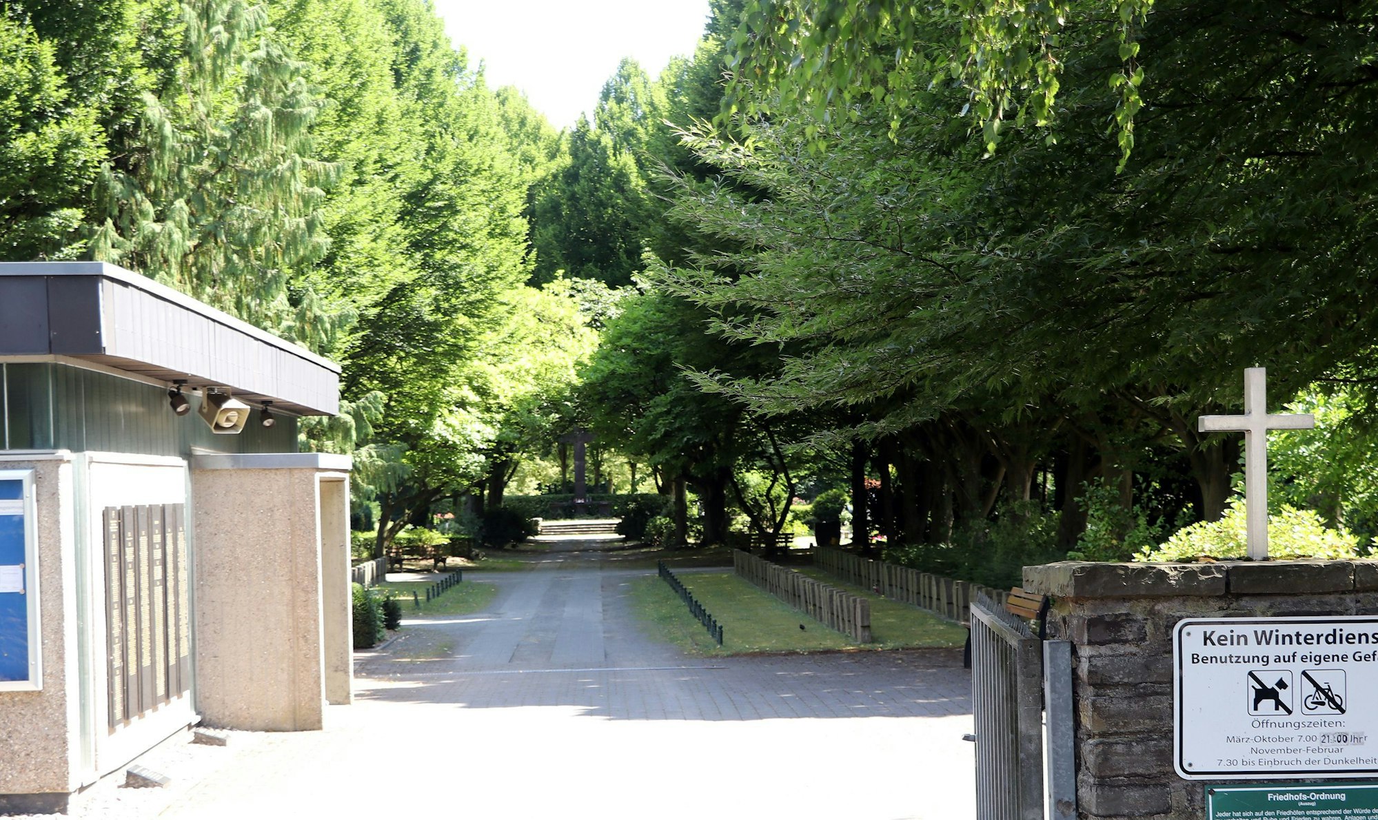Auf dem Bild ist ein Friedhof zu sehen.