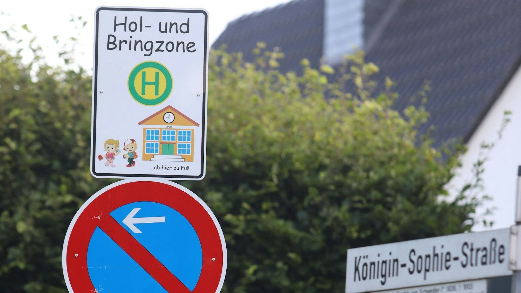 Verkehrsschilder an einer Straße in Bad Honnef.