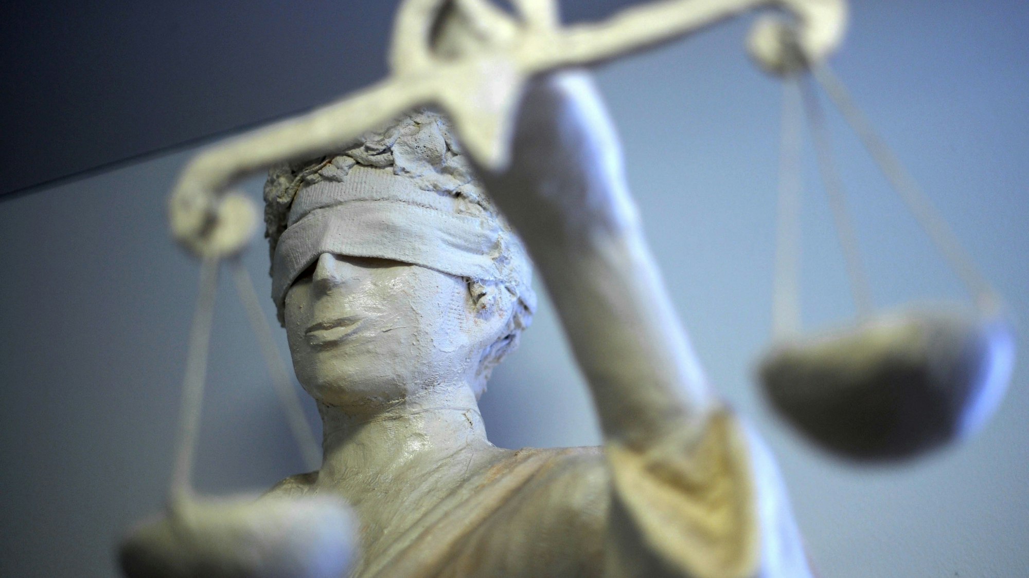 Die Statue Justitia ist im Gericht zu sehen.