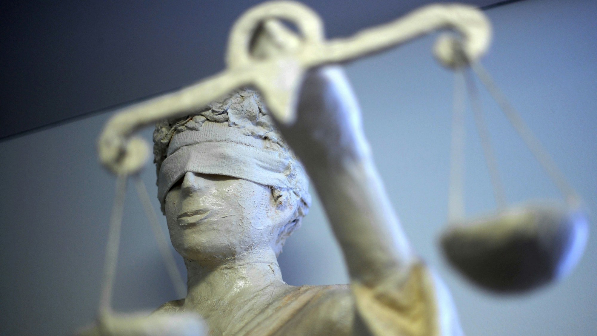 Die Statue Justitia ist im Gericht zu sehen. (Symbolbild)