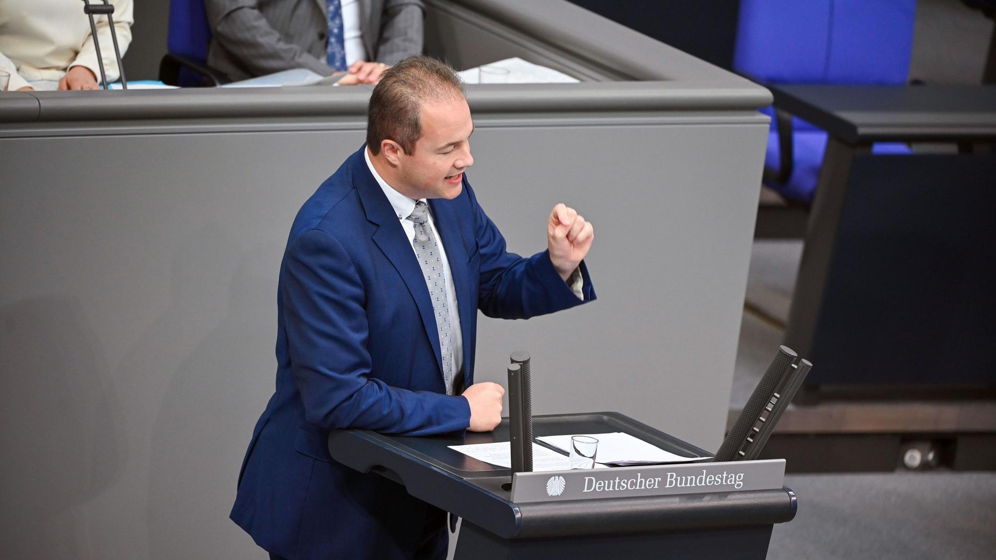 Martin Sichert (AfD) spricht in der Debatte zum 30. Jahrestag des Völkermords von Srebrenica im Plenarsaal des Bundestags.