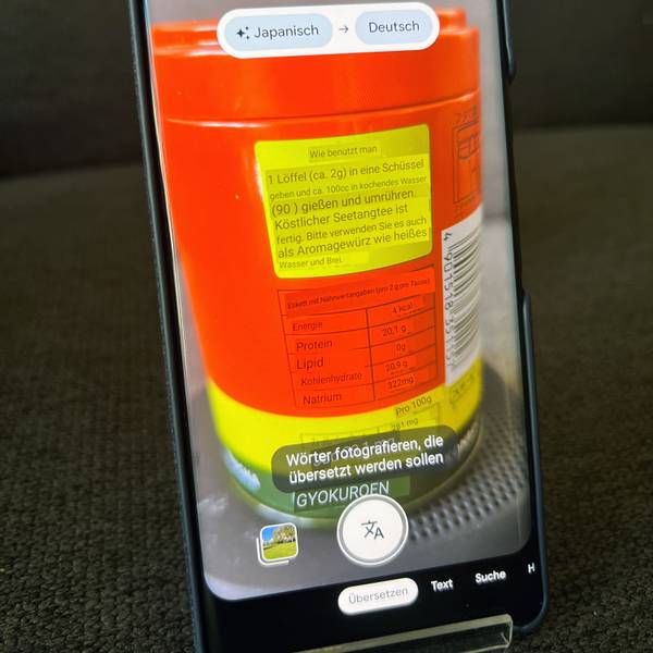 Die Google-Lens-App übersetzt die Aufschriften auf einer japanischen Verpackung.