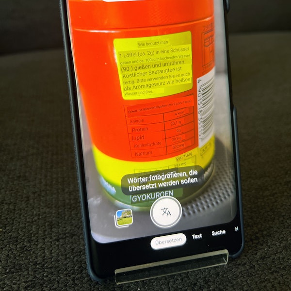 Die Google-Lens-App übersetzt die Aufschriften auf einer japanischen Verpackung.