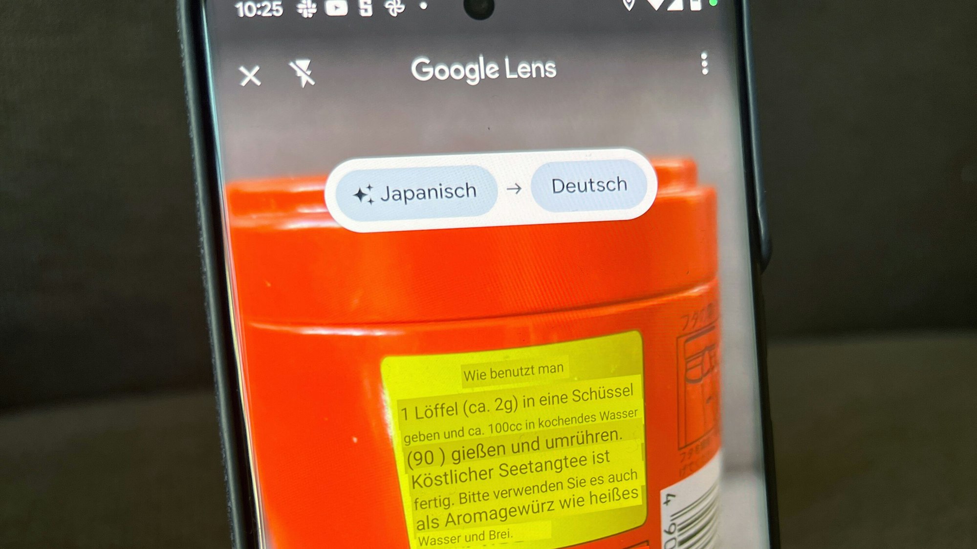 Die Google-Lens-App übersetzt die Aufschriften auf einer japanischen Verpackung.