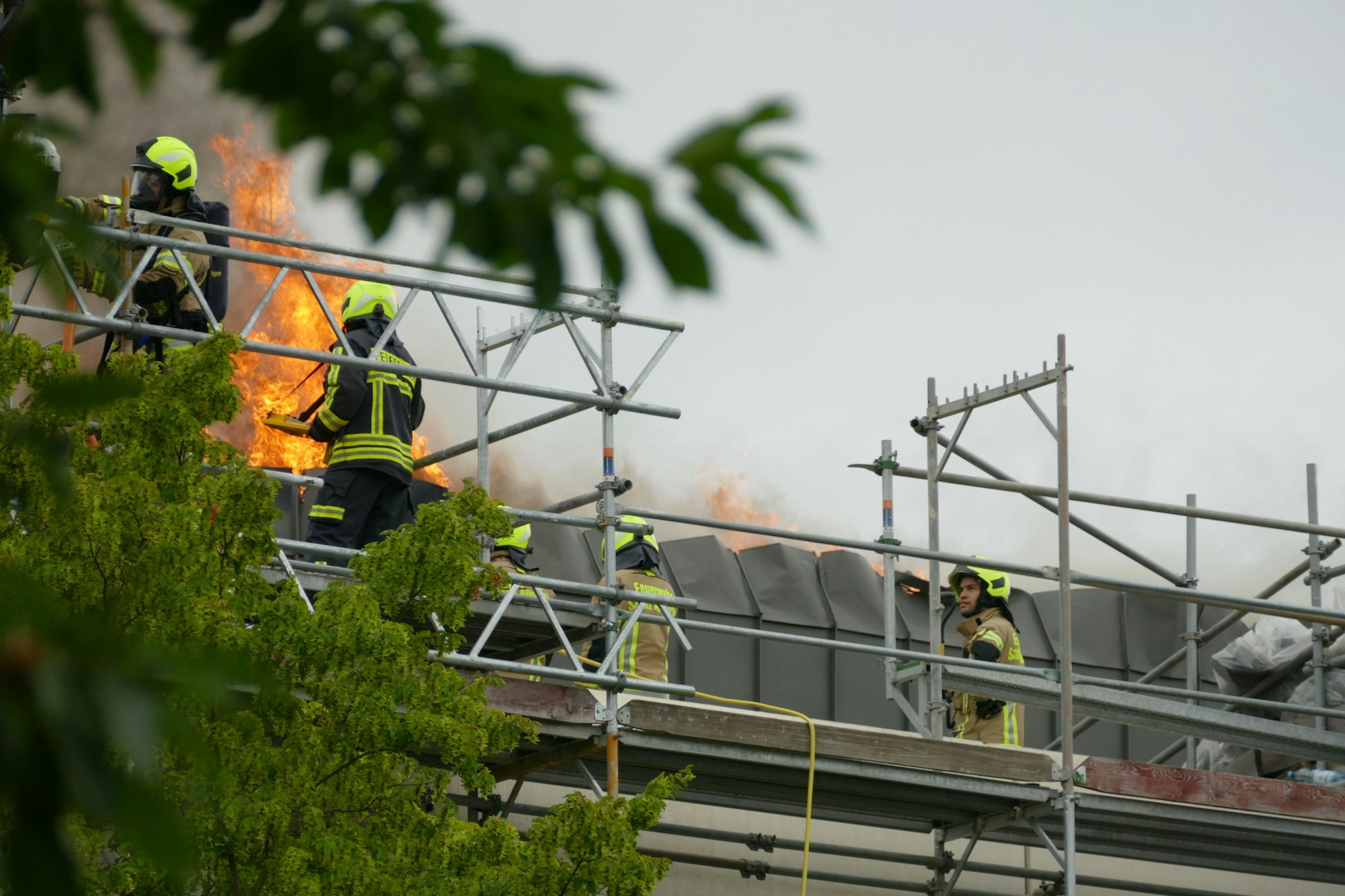 Flammen schlugen den Feuerwehrleuten auf dem Dach entgegen.