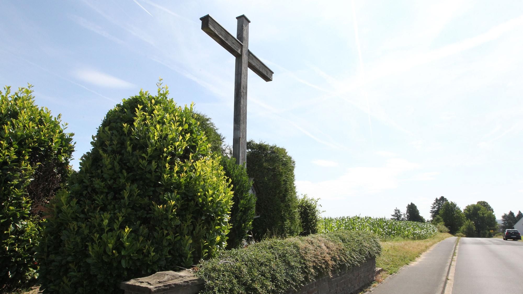Gleich hinter dem Eischeider Kreuz werden auf der linken Seite die Mehrfamilienhäuser entstehen.