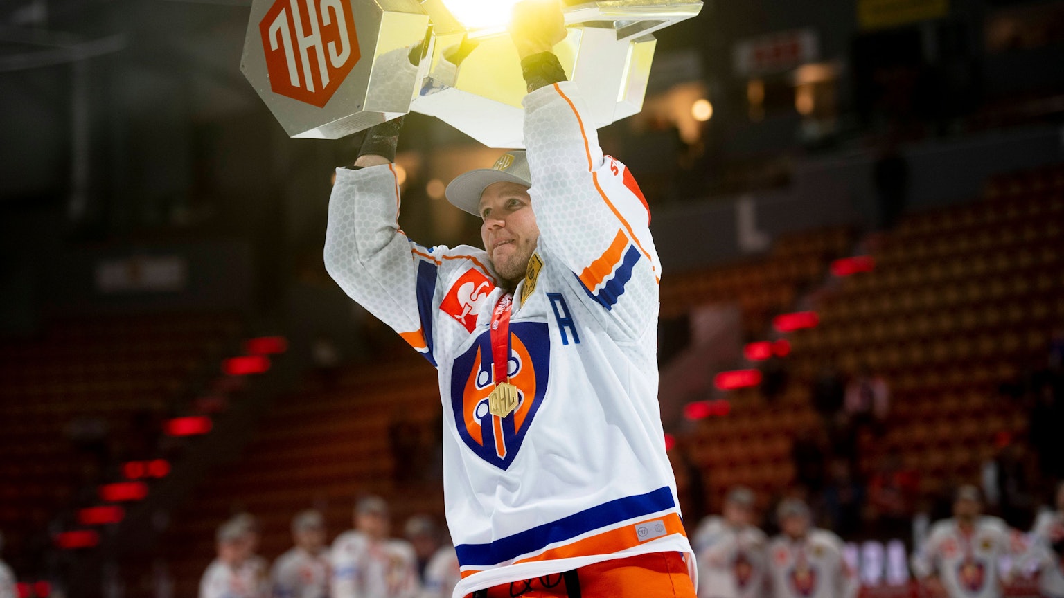 230218 Tapparas Valtteri Kemiläinen celebrates with the trophy after winning the