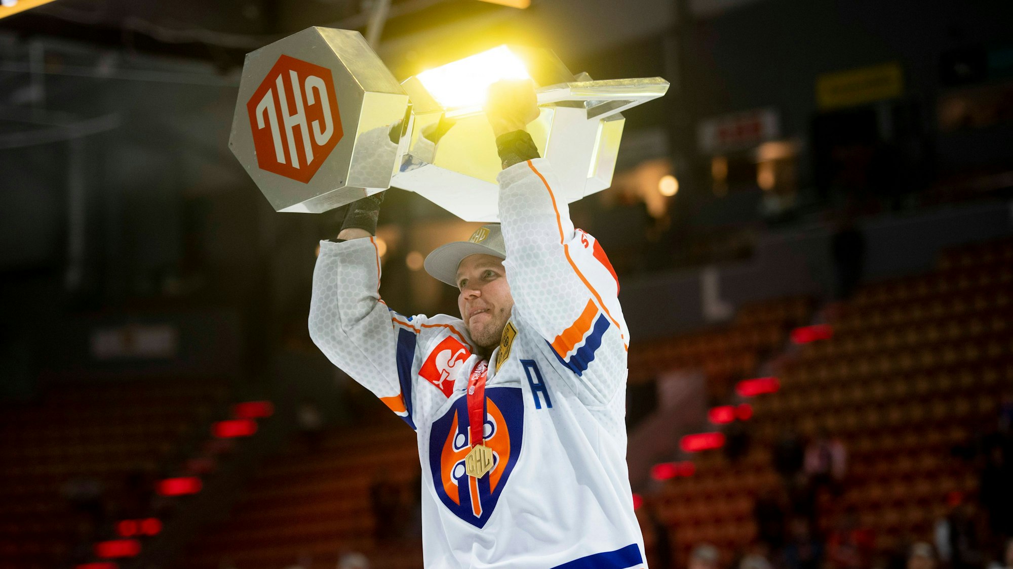 230218 Tapparas Valtteri Kemiläinen celebrates with the trophy after winning the