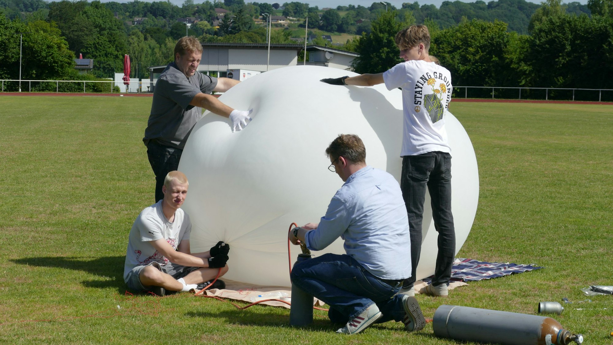 Vor dem Start blasen die Abiturientinnen und Abiturienten den Ballon auf, in der Hoffnung, dass er diesmal nicht reißt.