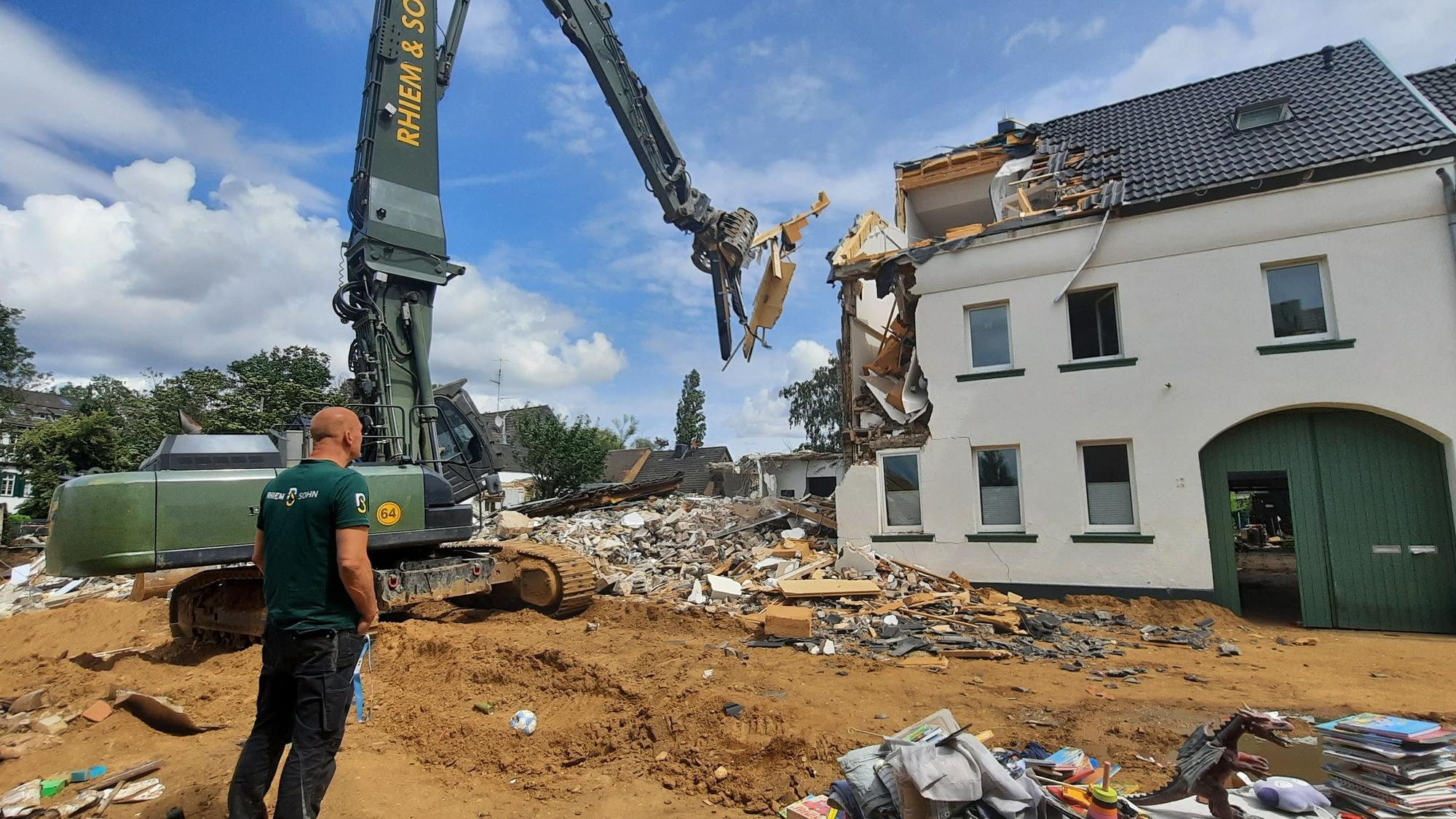 Ein Haus wird abgerissen.