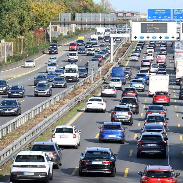 Fahrzeuge stauen sich am Leverkusener Kreuz.
