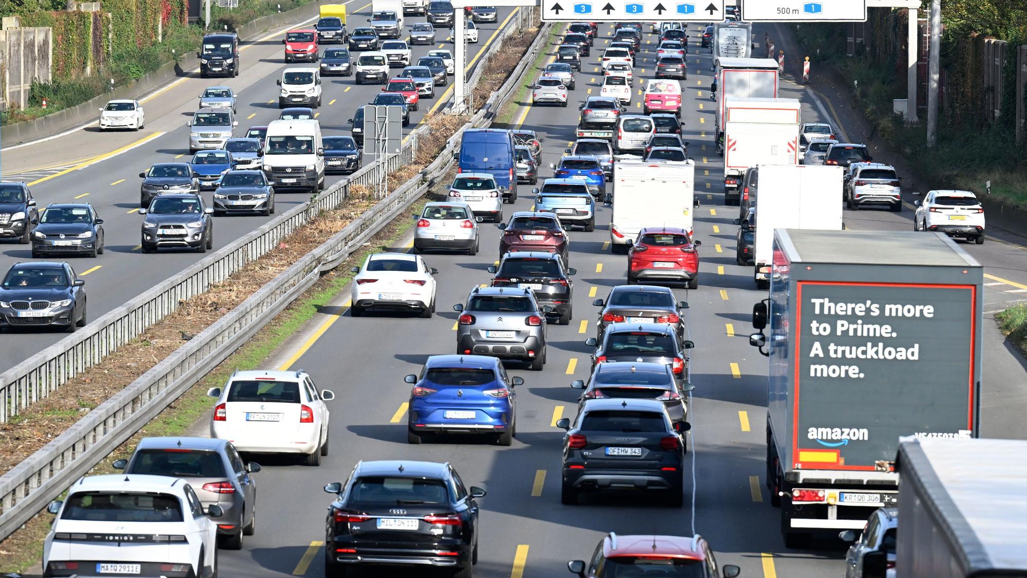 ARCHIV - 26.10.2024, Nordrhein-Westfalen, Leverkusen: Fahrzeuge stauen sich am Leverkusener Kreuz. (zu dpa: «Ferienstart in NRW: Volle Autobahnen, Züge und Flieger») Foto: Roberto Pfeil/dpa +++ dpa-Bildfunk +++