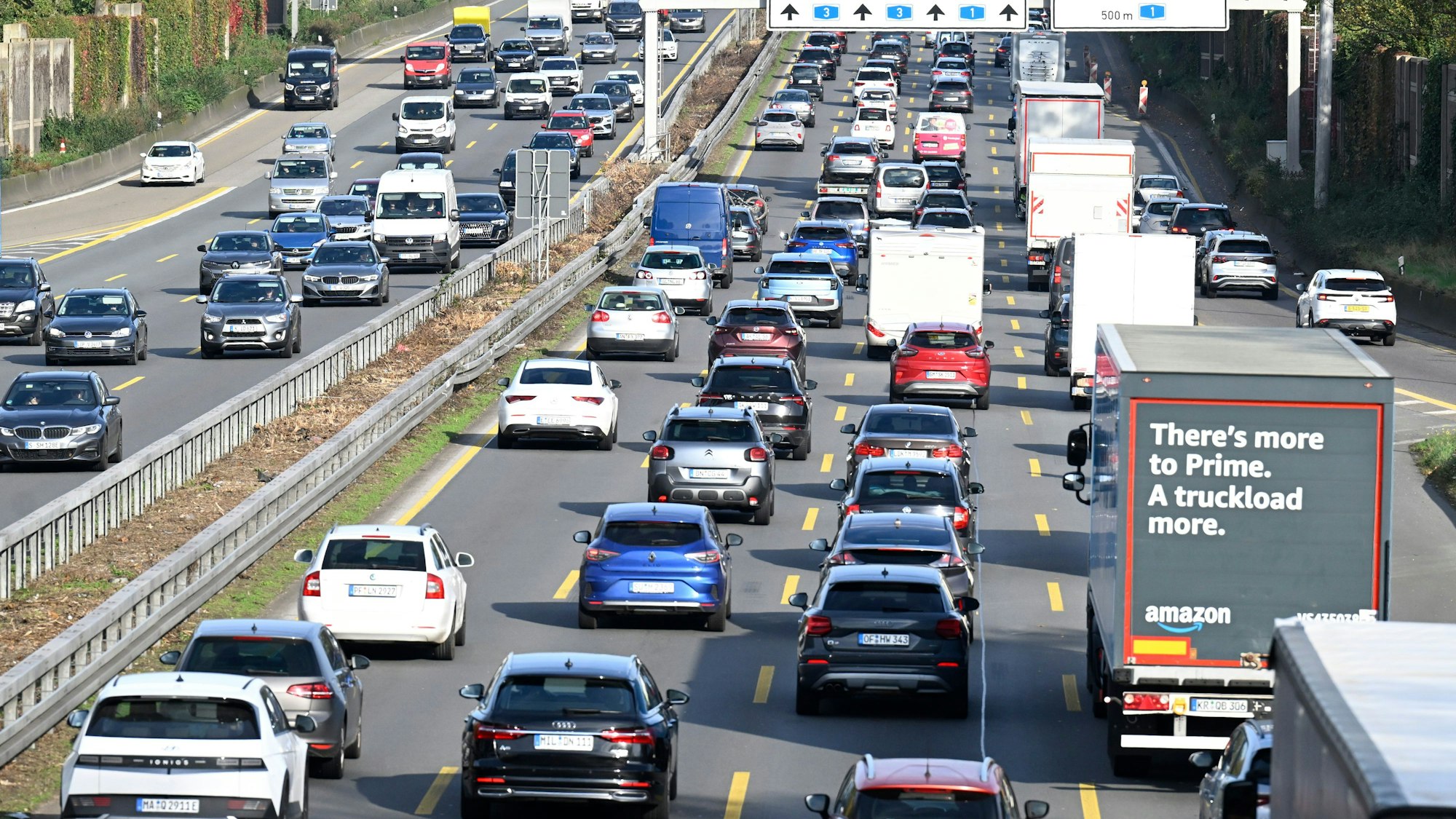 ARCHIV - 26.10.2024, Nordrhein-Westfalen, Leverkusen: Fahrzeuge stauen sich am Leverkusener Kreuz. (zu dpa: «Ferienstart in NRW: Volle Autobahnen, Züge und Flieger») Foto: Roberto Pfeil/dpa +++ dpa-Bildfunk +++