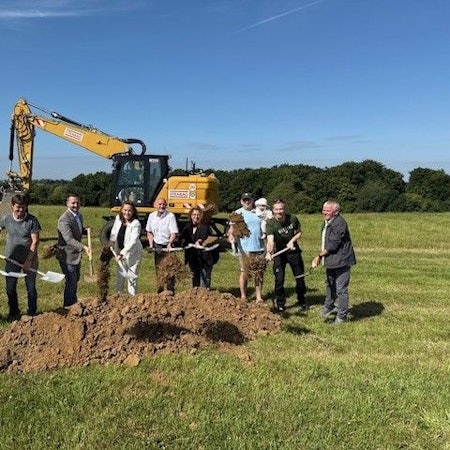 Spatenstich auf der Wiese in Eischeid Investor Daniel Schmitz (Dritter von links) und daneben Bürgermeisterin Nicole Berka.