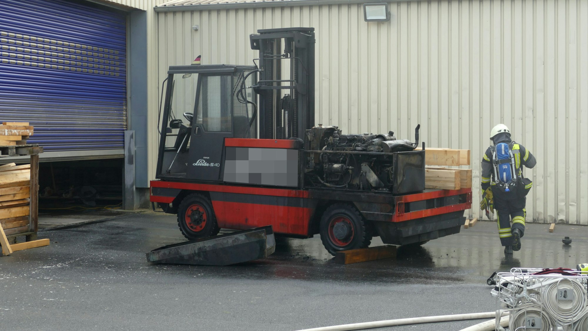 Mit einem Radlader zog die Feuerwehr den Gabelstapler nach dem Brand aus der Halle.