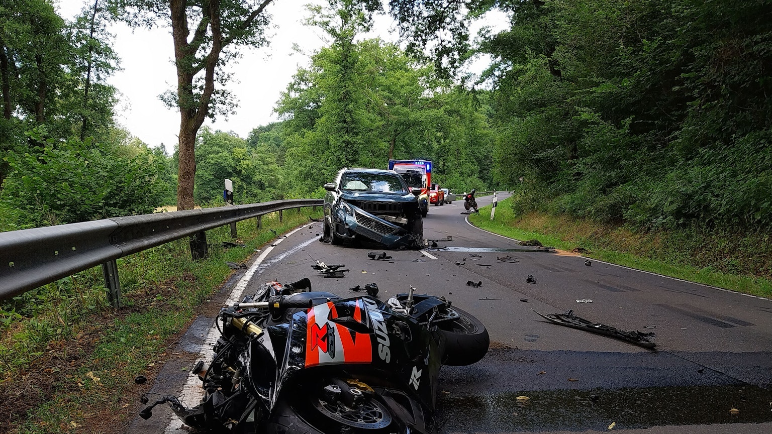 Der 28-jährige Fahrer des Motorrads wurde bei dem Unfall auf der Wahnbachtalstraße in Neunkirchen-Seelscheid lebensgefährlich verletzt.