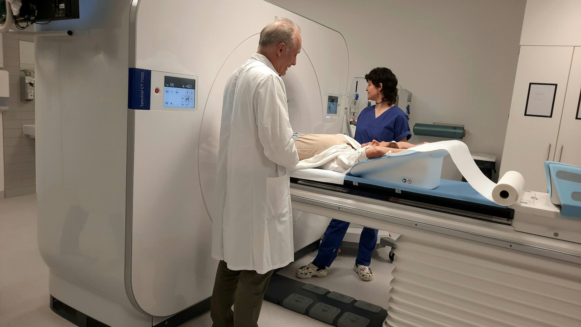 Axel Goßmann und Beate Brings demonstrieren das Lungenkrebs-Screening.