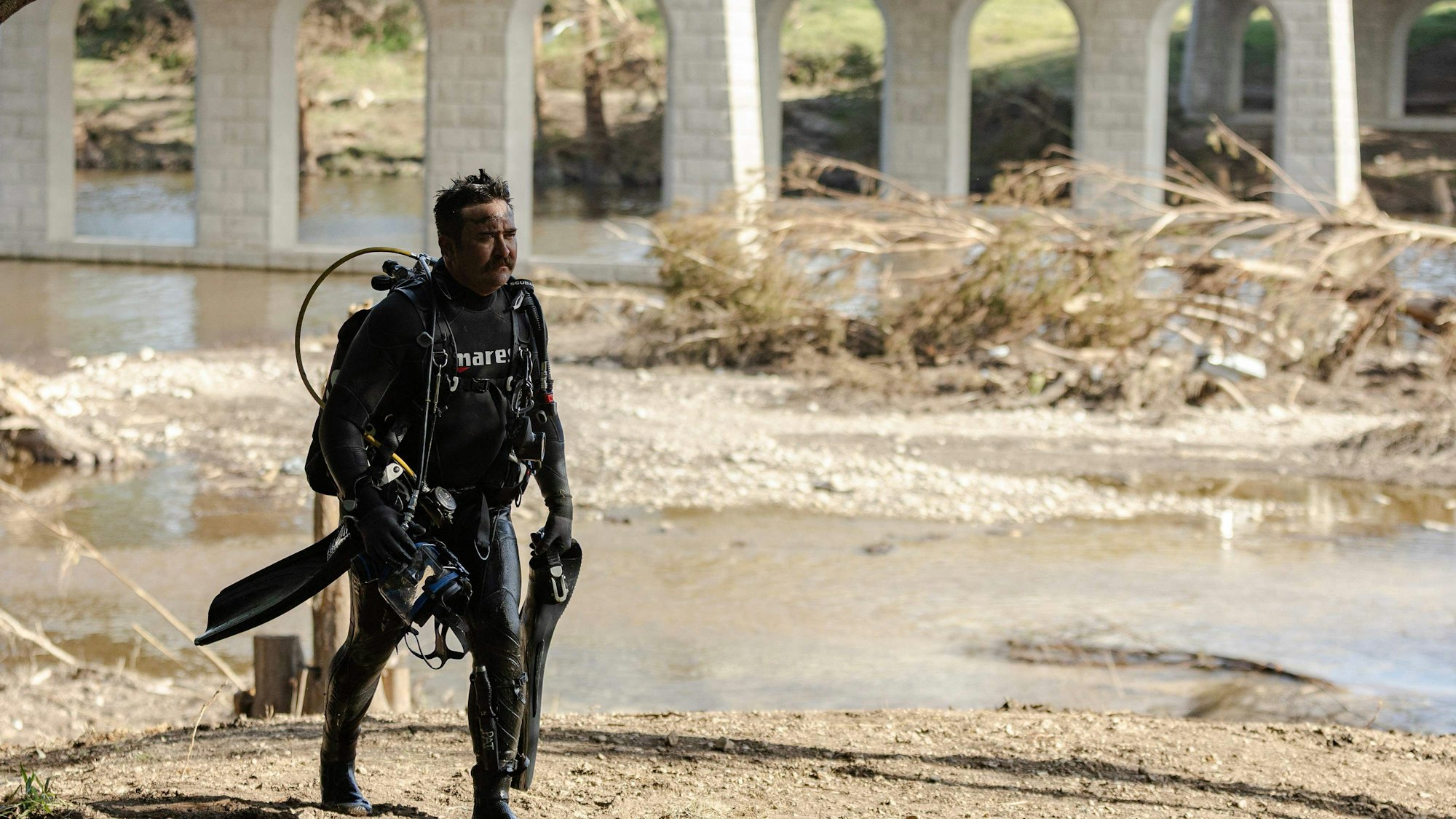 Ein Rettungstaucher geht zu seinem Fahrzeug zurück, nachdem er während eines Such- und Bergungseinsatzes am 10. Juli 2025 in Ingram, Texas, Trümmer im Guadalupe River durchsucht hat.