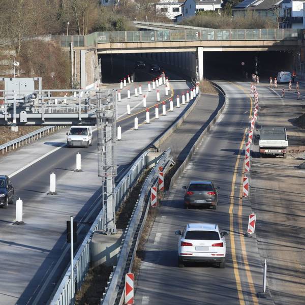 Autos fahren auf einer Bundesstraße, auf der mehrere Spuren gesperrt sind.
