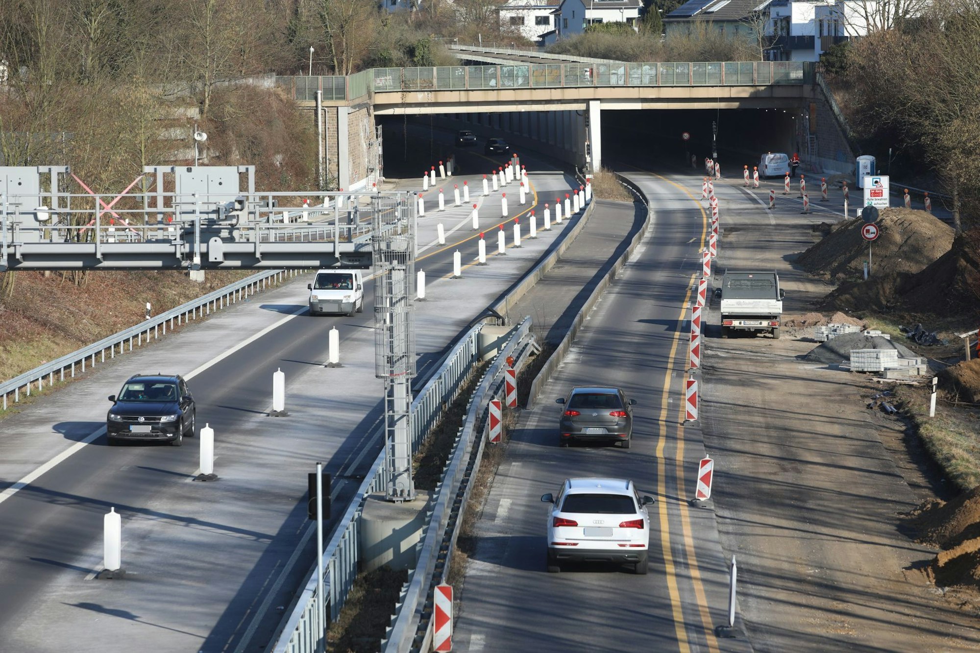 Autos fahren auf einer Bundesstraße, auf der mehrere Spuren gesperrt sind.