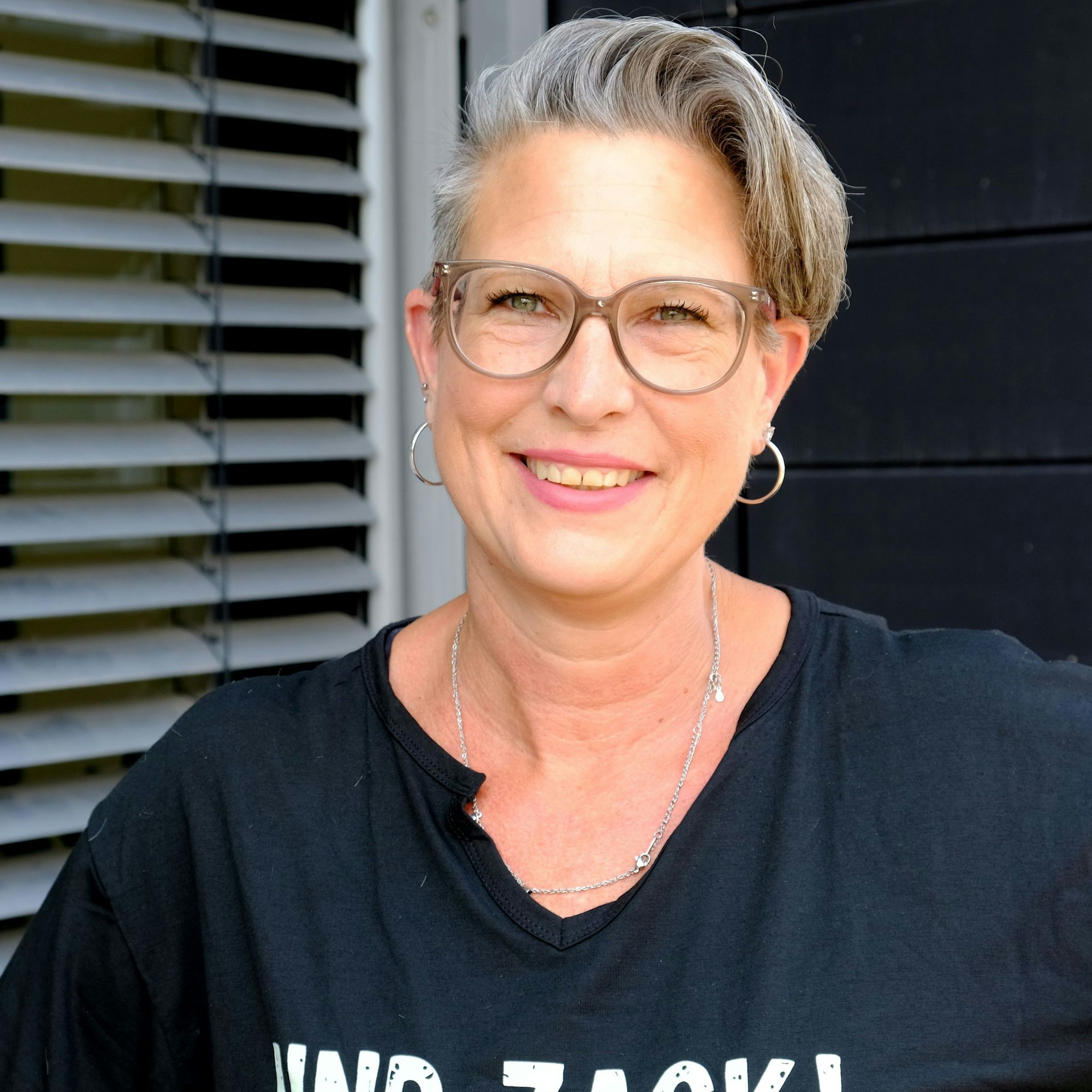 Nathalie Konias (Bündnis 90/Die Grünen) trägt ein schwarzes Shirt und eine Kurzhaarfrisur.