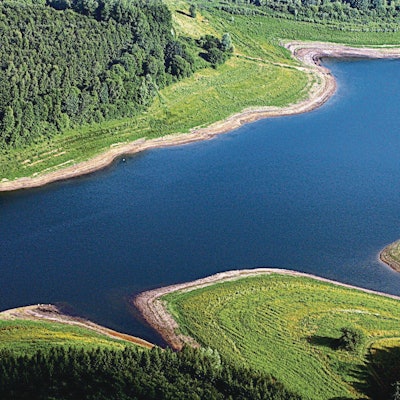 Die Große Dhünn-Talsperre bei Wermelskirchen aus der Luft gesehen.