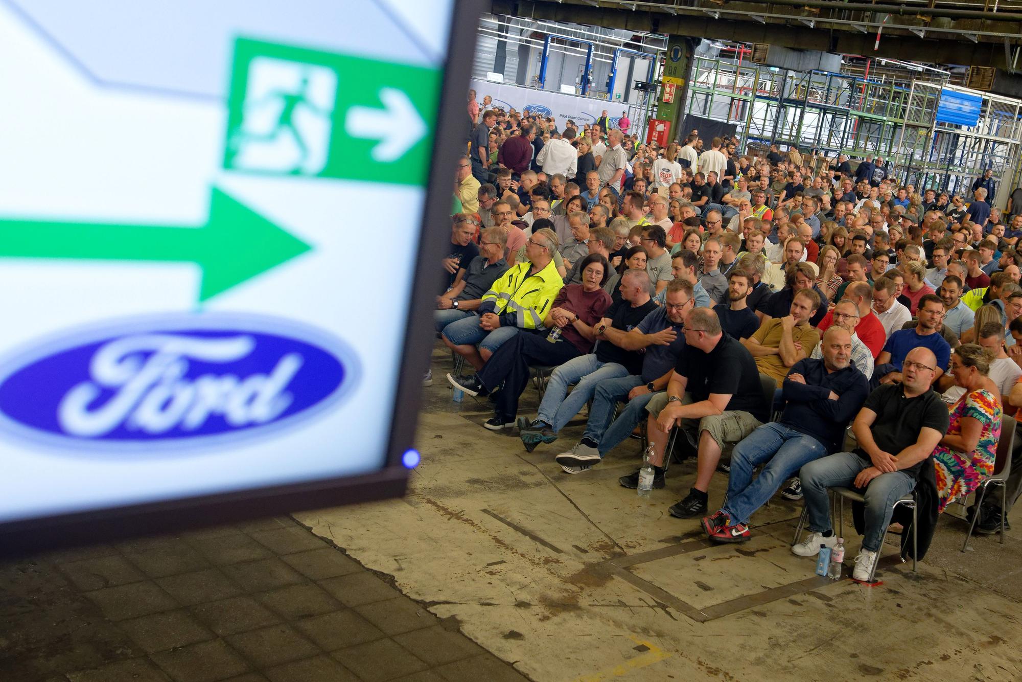 Mitarbeiter bei der Mitarbeiterversammlung in den Kölner Ford-Werken.