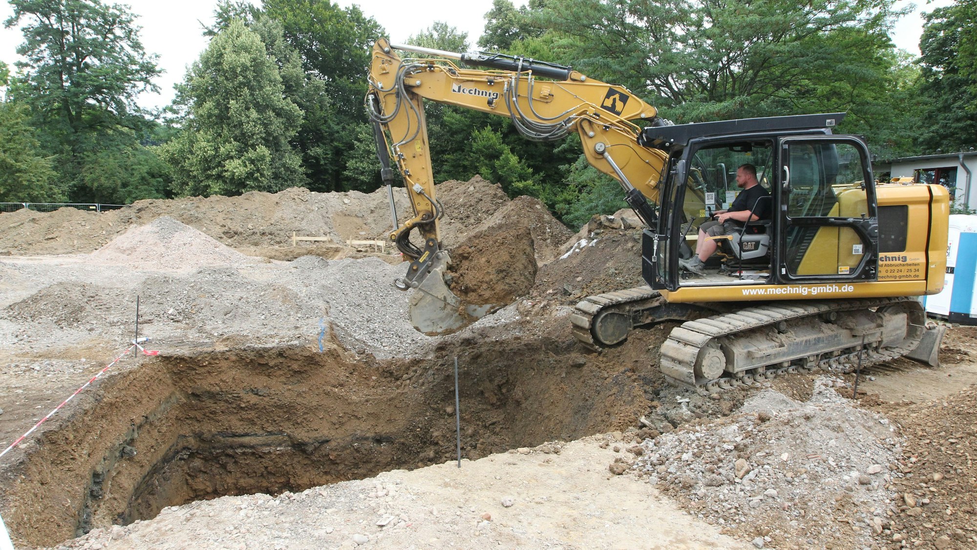 Die Bagger haben mit den ersten Erdarbeiten begonnen.